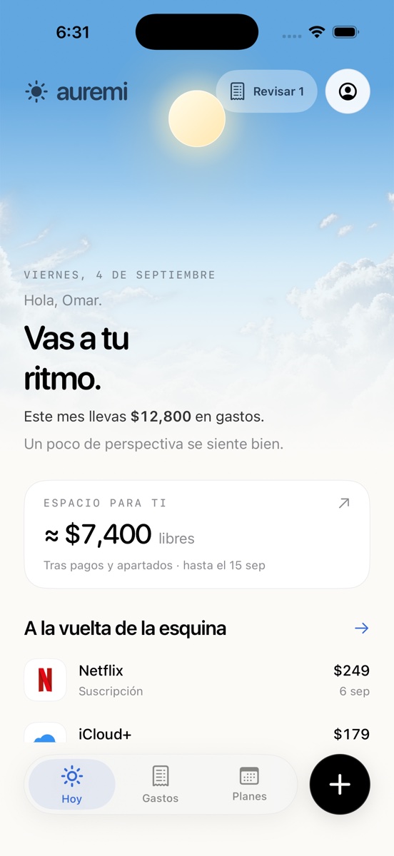 Pantalla Hoy: cielo de día, saludo y dinero libre estimado con datos de ejemplo